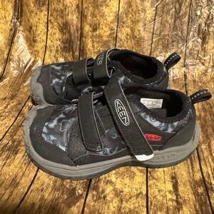 KEEN Boys Size 10 Speed Hound  Black Camo Sneakers Hook Loop Straps